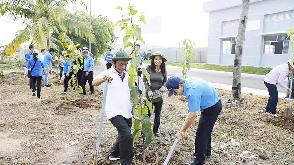 Công nhân Khu công nghiệp Tân Tạo (TPHCM) ra quân dọn sạch rác, khơi thông cống rãnh