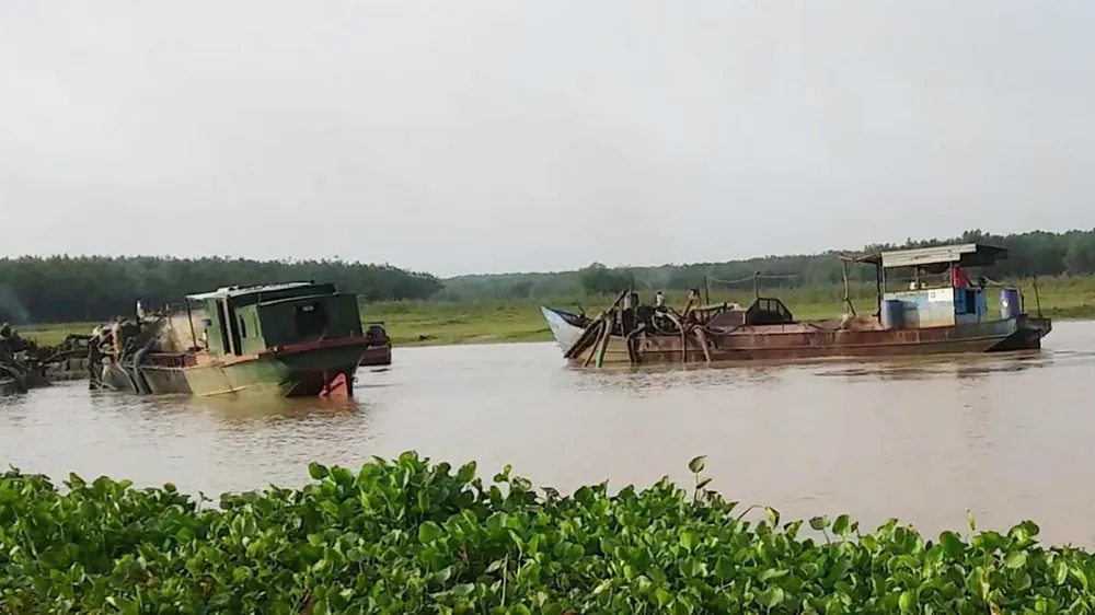 Cát lậu - Những chiếc tàu với vòi bạch tuộc đang chĩa xuống thượng nguồn sông Sài Gòn
