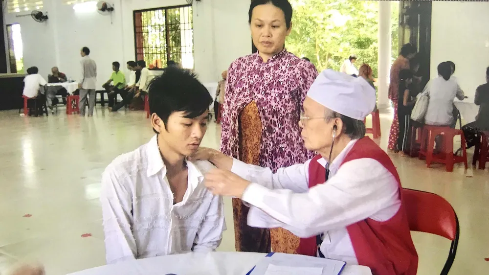 Bác Bảy Bình trong một chuyến khám bệnh, phát thuốc ở vùng sâu vùng xa.