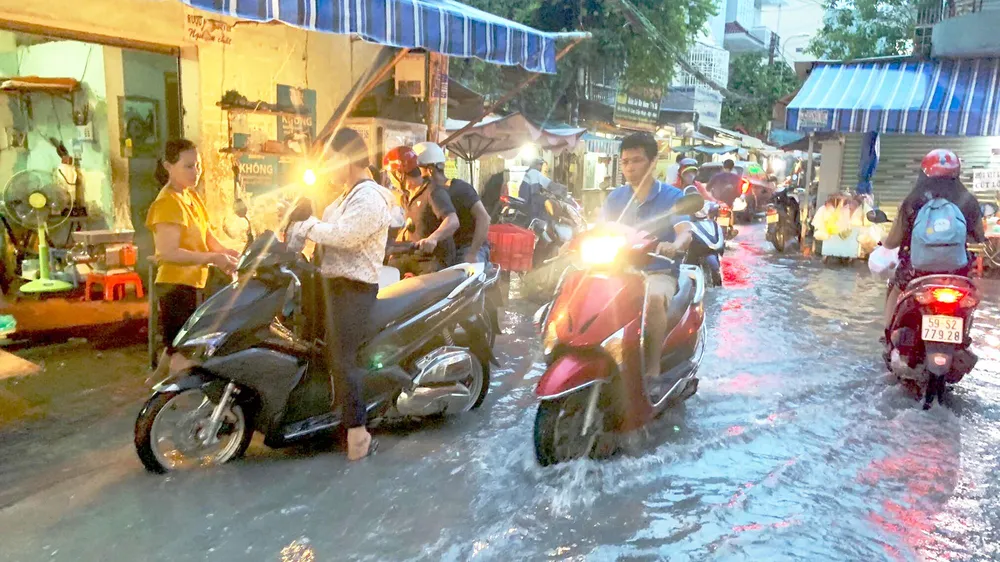 Nhiều tuyến đường ở TPHCM thường xuyên ngập nước do mưa và triều cường
