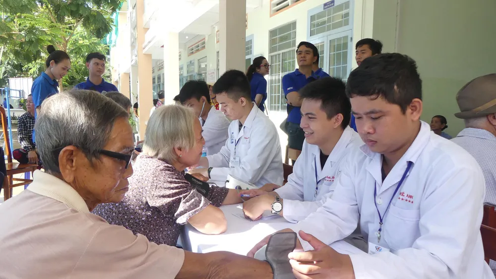  Hoạt động khám bệnh từ thiện tại xã Hòa Tịnh