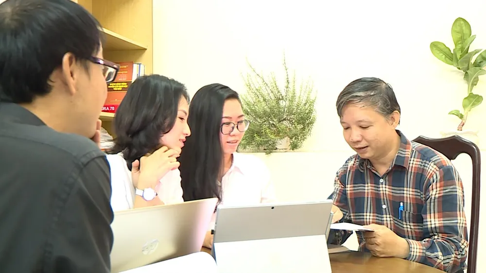 Cán bộ Viện Nghiên cứu phát triển TPHCM trao đổi việc xây dựng Trung tâm Mô phỏng và dự báo kinh tế - xã hội