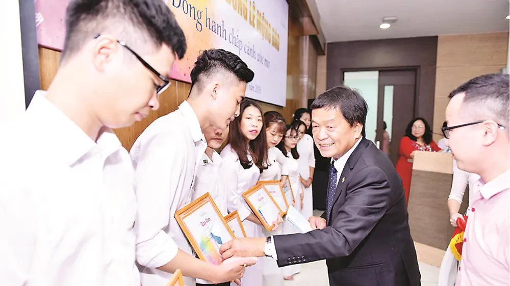 Trao 36 suất học bổng Lê Mộng Đào cho sinh viên Đại học Xây dựng