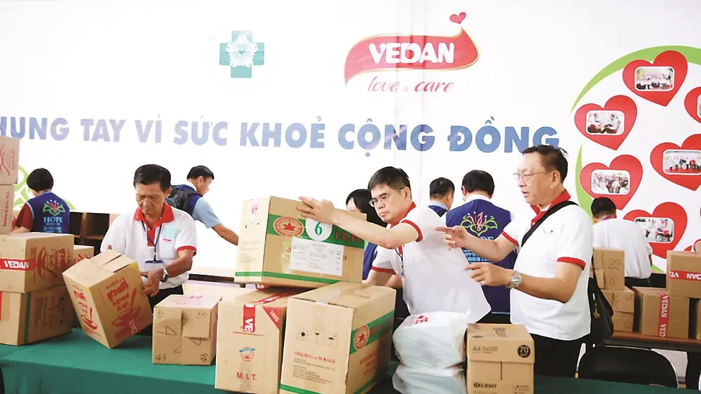 Tập thể nhân viên Vedan Việt Nam tất bật chuẩn bị cho hoạt động khám bệnh, phát thuốc miễn phí