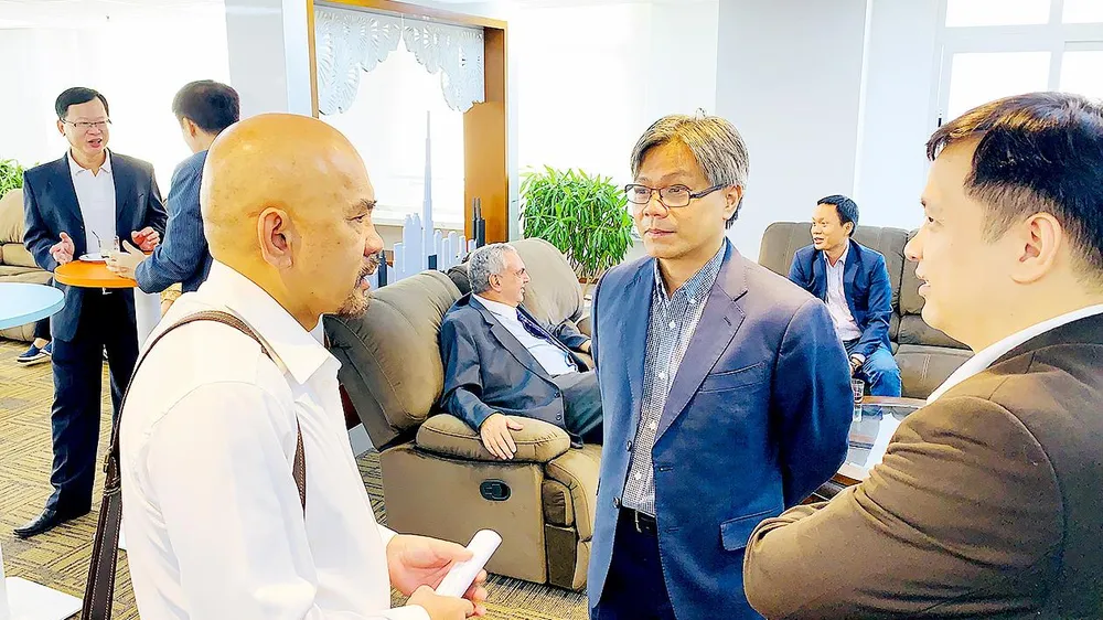 Các doanh nghiệp trao đổi thông tin tại họp báo công bố Hội nghị Phát triển dịch vụ CNTT Việt Nam năm 2019 