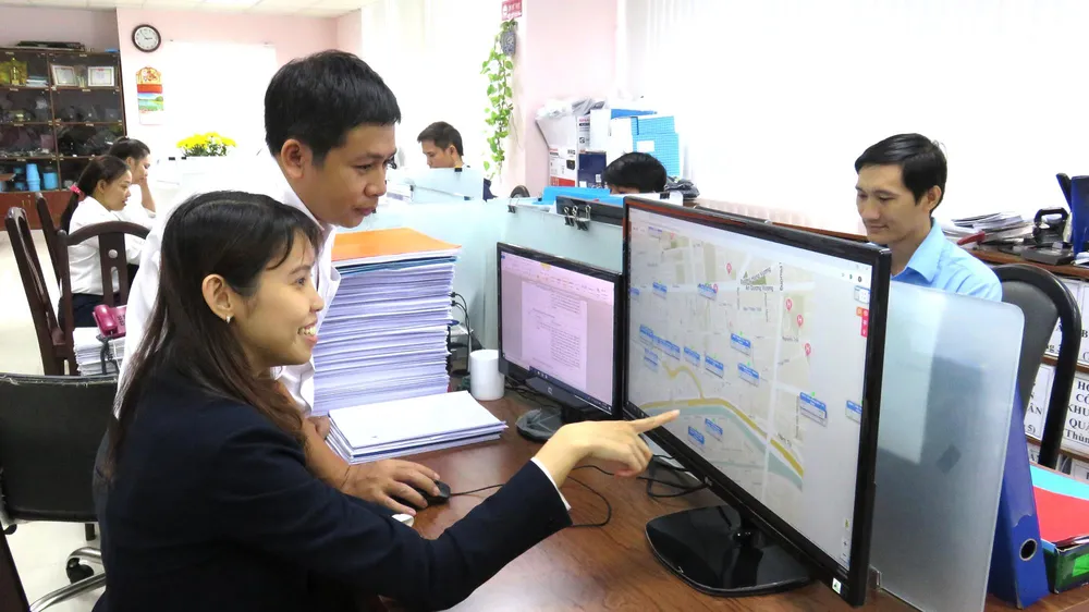 Nhân viên Cấp nước Chợ Lớn theo dõi lưu lượng, áp lực từ xa trên chương trình WaterNet để kịp thời phát hiện điểm bể 