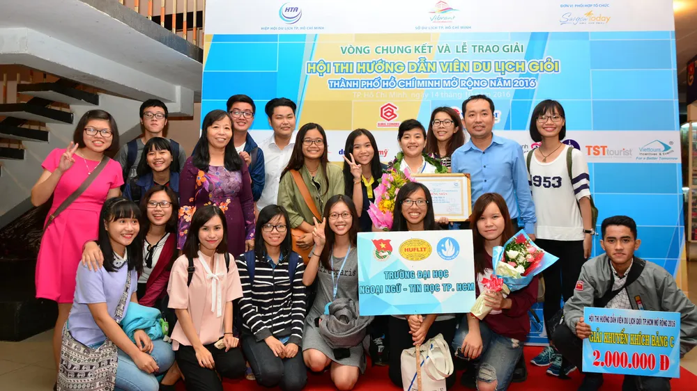 Thí sinh tham dự Hội thi Hướng dẫn viên Du lịch giỏi TPHCM mở rộng năm 2016. Ảnh: SDL