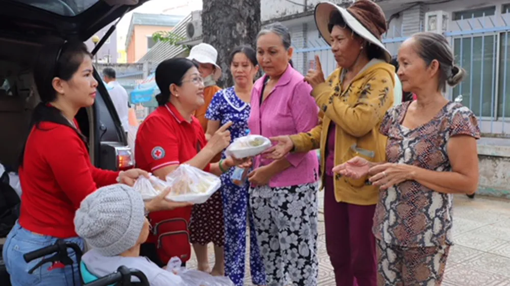 Tấm lòng thiện của bà Phạm Thị Hương (thứ 2 từ trái sang) đã lan tỏa đến bạn bè và người thân trong gia đình 