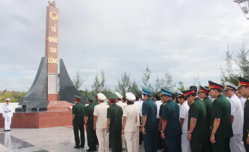 Dâng hương tưởng niệm liệt sĩ tù chính trị tại Cam Ranh