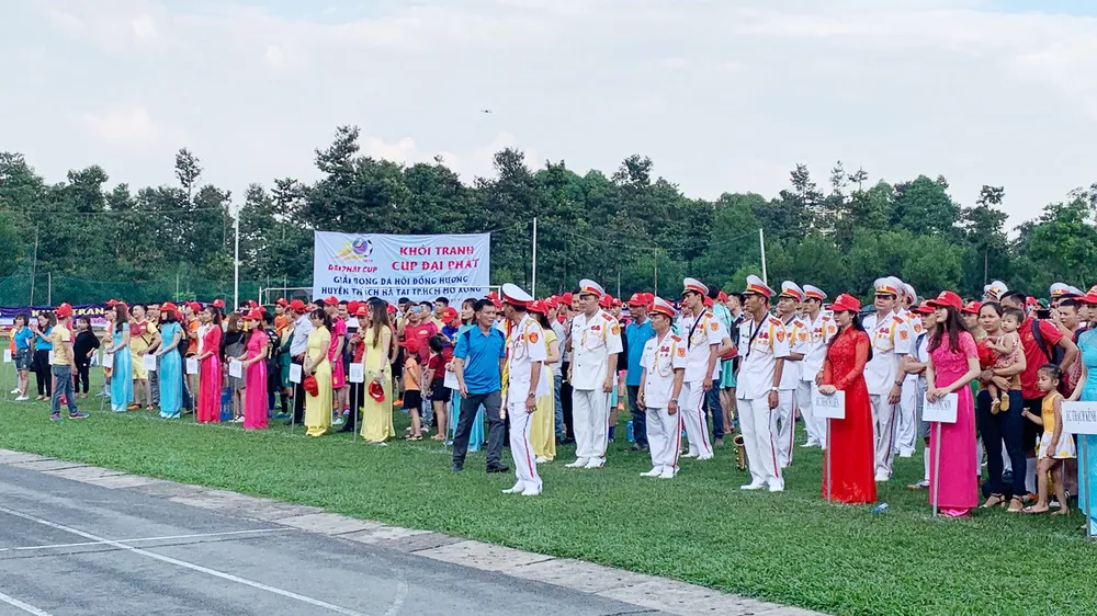 Các đội bóng tham dự lễ khai mạc. Ảnh: BẢO MINH