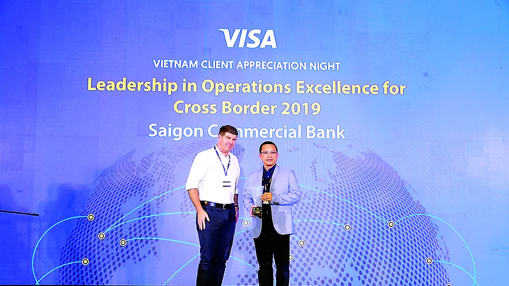 Ông Lê Quang Huy - Giám đốc Khối Thẻ và Ngân hàng số (vest xanh), đại diện SCB nhận giải trong chương trình