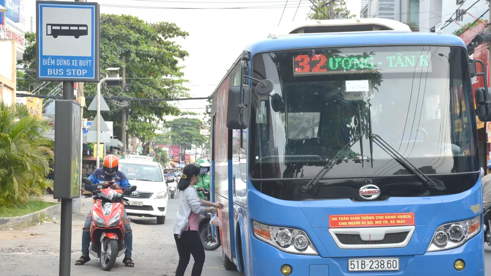 Nên có chủ trương chuyển đổi giảm xe buýt lớn, tăng xe buýt cỡ vừa và nhỏ nhằm thích hợp với từng tuyến đường giao thông. Ảnh: ĐỨC TRUNG