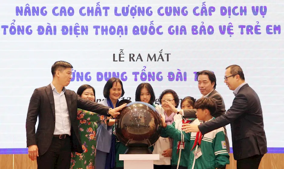 Ra mắt ứng dụng bảo vệ trẻ em “Tổng đài 111”. Ảnh: TTXVN