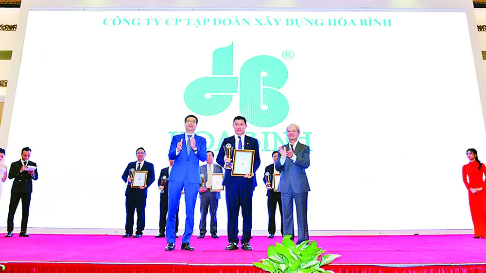Ông Nguyễn Hùng Cường - Phó Tổng Giám đốc đại diện Hòa Bình nhận giải thưởng của chương trình