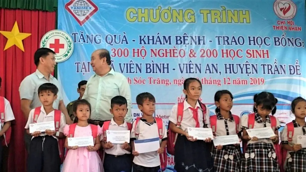 Khám bệnh, tặng quà cho người nghèo Sóc Trăng. Ảnh: TRÍ NHÂN