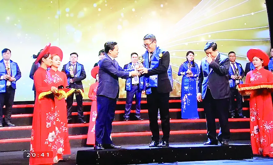 CEO AVA Windows được trao tặng giải thưởng Doanh nhân trẻ Việt Nam tiêu biểu 2019