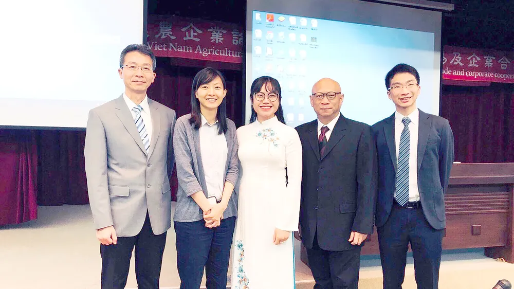 Đại diện SCB, Bà Nguyễn Thị Ngọc Hương - Phó Giám Đốc Khối Doanh Nghiệp (áo dài), tại diễn đàn