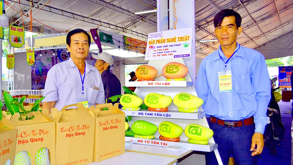 Xoài chữ thư pháp, một sản phẩm độc đáo của nông dân Hậu Giang. Ảnh: CAO PHONG