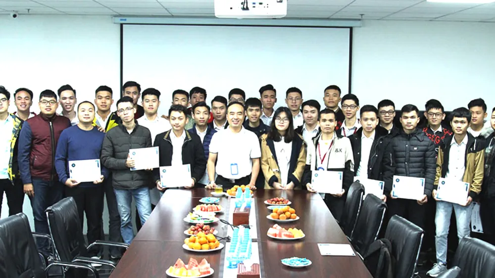 Hòa Bình trao chứng nhận thực tập cho sinh viên Đại học Xây dựng