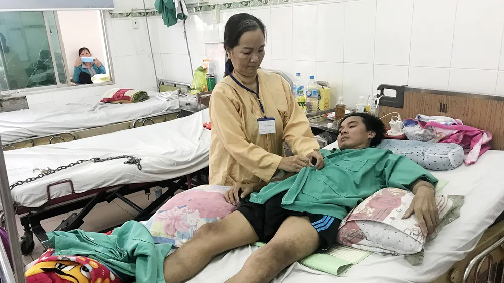 Anh Lê Thế Phương được chẩn đoán là lao cột sống, đang rất cần chi phí để phẫu thuật