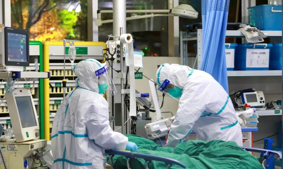 Các bác sĩ điều trị cho bệnh nhân mắc virus Corona tại Bệnh viện Đại học Vũ Hán, tỉnh Hồ Bắc, Trung Quốc, ngày 28-1-2020. Ảnh: CHINA DAILY/REUTERS
