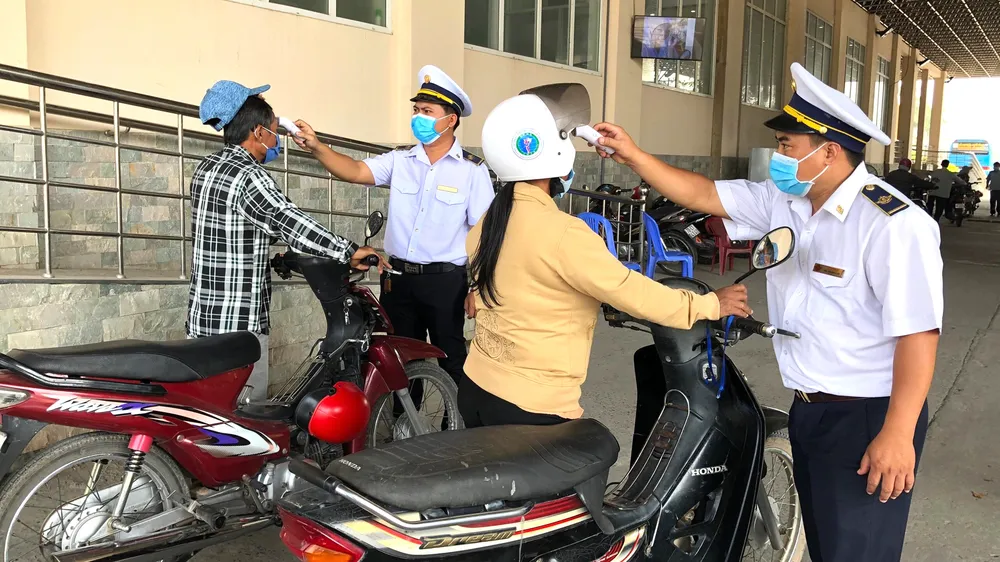 Các cửa khẩu Hoa Lư, Mộc Bài, Lao Bảo: Kiểm soát chặt hành khách qua lại