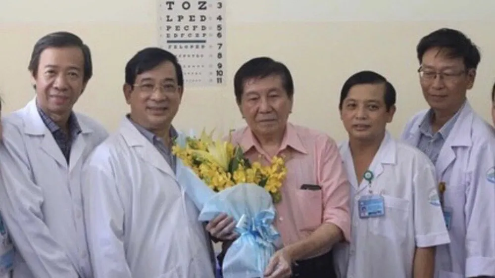 Bác sĩ Nguyễn Thanh Phong (thứ 2 từ phải sang) cùng bệnh nhân nhiễm Covid-19 xuất viện