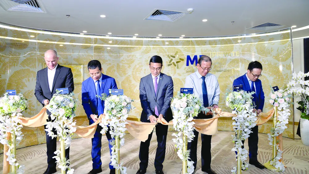 Các đại biểu cắt băng ra mắt Dịch vụ Ngân hàng Cao cấp Chuyên biệt MB Private