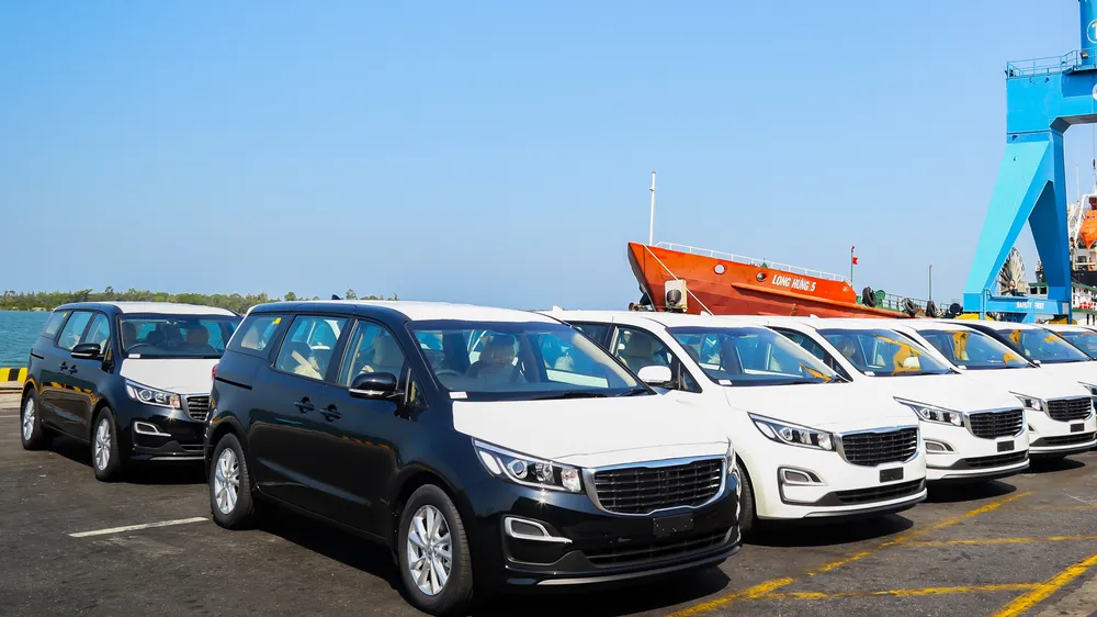 Lô xe Kia Grand Carnival được chuẩn bị đưa vào container tại Khu công nghiệp Thaco Chu Lai (Quảng Nam) để xuất khẩu sang Thái Lan