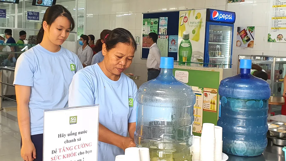 Bữa ăn của công nhân Công ty cổ phần Sài Gòn được bổ sung thêm nước chanh sả để tăng sức đề kháng