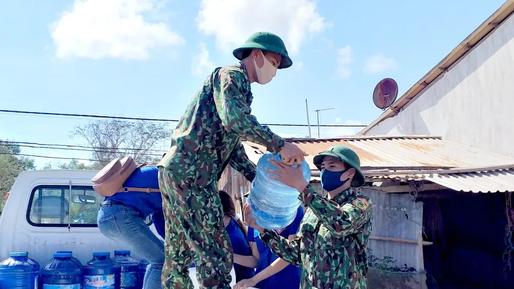 Bộ đội Biên phòng tặng bồn chứa nước và cấp nước sạch miễn phí vùng hạn mặn ven biển