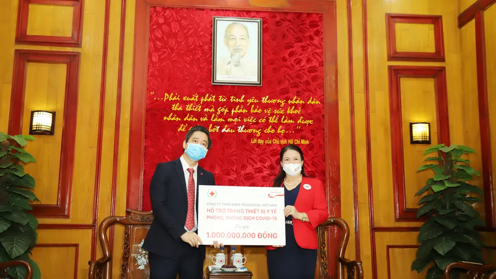  Ông Bùi Quang Nam, Giám đốc cấp cao bộ phận phát triển kinh doanh toàn quốc - kênh đại lý của Prudential, đại diện trao bảng tượng trưng cho PGS.TS. Nguyễn Thị Xuân Thu, Chủ tịch Hội Chữ thập đỏ Việt Nam