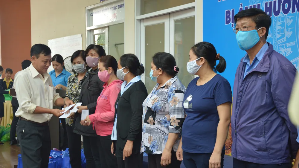  Liên đoàn Lao động quận Phú Nhuận trao quà giúp đoàn viên công đoàn vượt khó