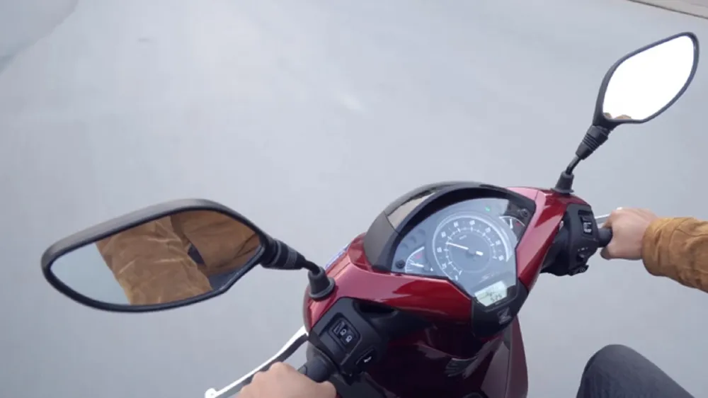 Gương chiếu hậu xe máy phải đúng chuẩn
