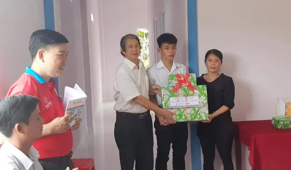 Những ngôi nhà tình thương tặng học trò