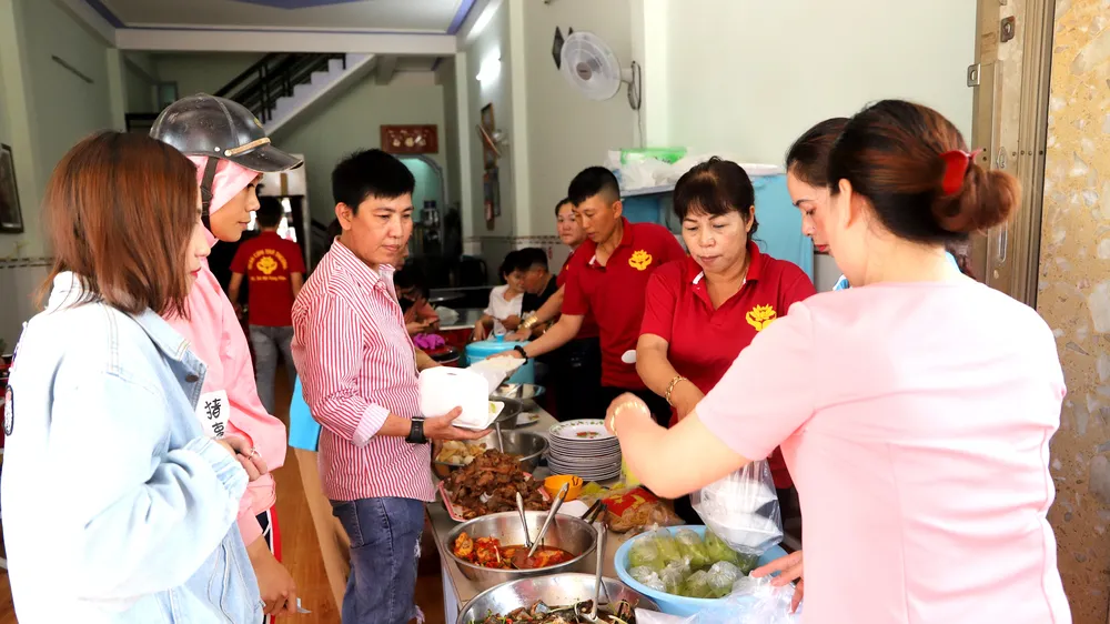Quán cơm Tình thương hoạt động với phương châm “Ngon - Bổ - Rẻ”