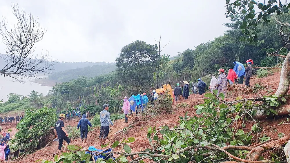 Tỉnh Đắk Nông huy động nhân dân cùng tham gia khắc phục hậu quả mưa lũ. Ảnh: LÊ PHƯỚC