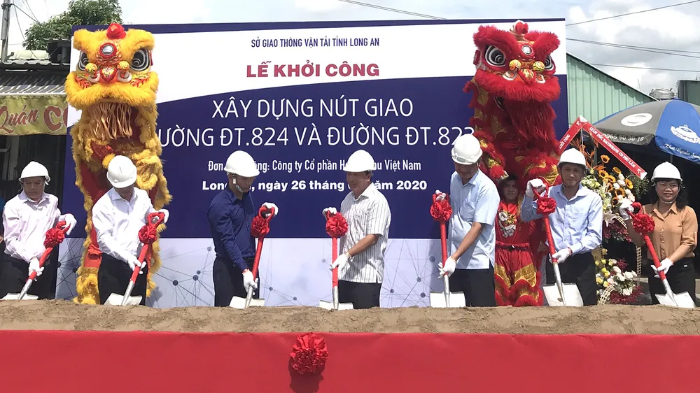 Các đại biểu thực hiện nghi thức khởi công