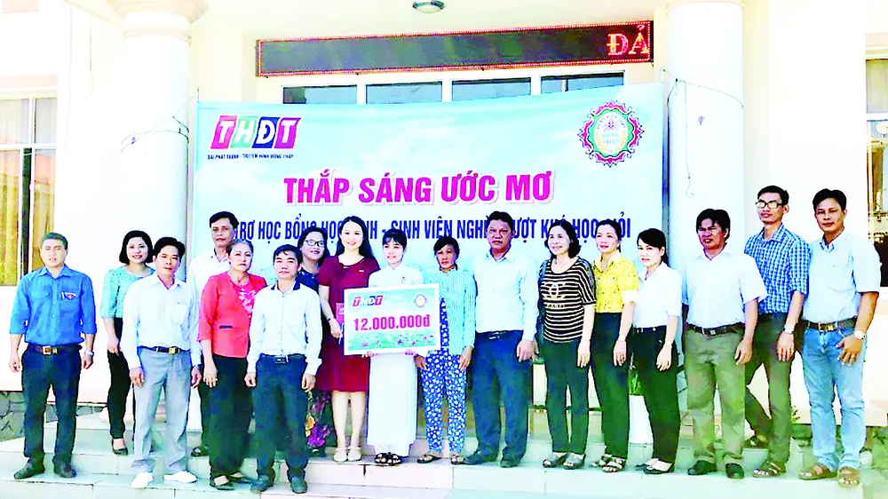 Công ty TNHH MTV Xổ số kiến thiết Đồng Tháp trao học bổng “Thắp sáng ước mơ” tại huyện Tháp Mười