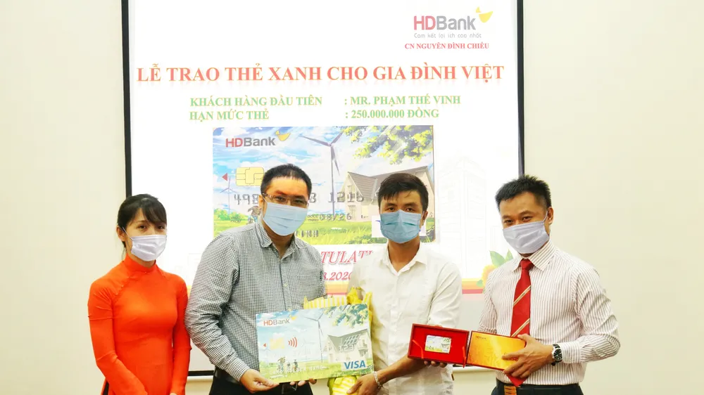 HDBank trao “Thẻ Xanh cho gia đình Việt” cho khách hàng đầu tiên