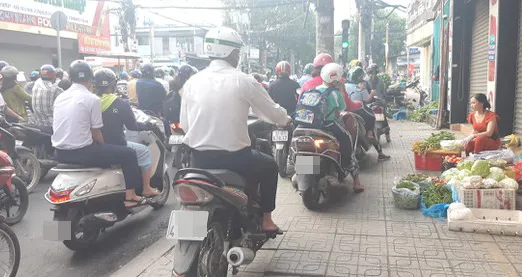CSGT phạt nhiều xe máy đi trên vỉa hè