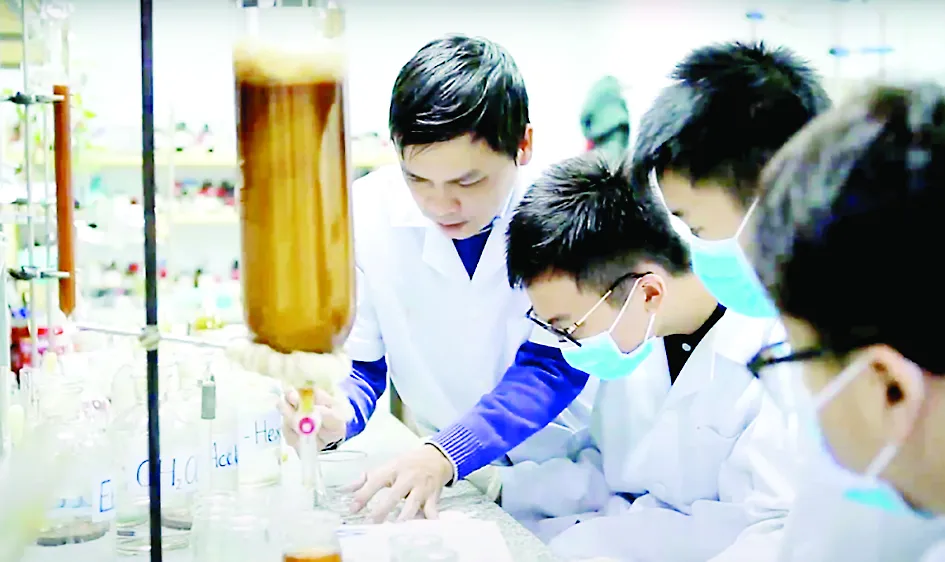 Tại phòng thí nghiệm của Viện Hóa sinh biển - Viện Hàn lâm Khoa học và Công nghệ Việt Nam, Tiến sĩ Lê Nguyễn Thành hướng dẫn nhóm Tử Minh thực hiện dự án về keo ong dú
