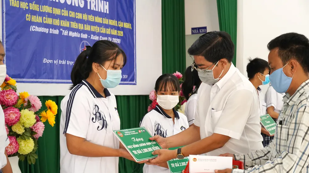 Trao học bổng cho học sinh nghèo