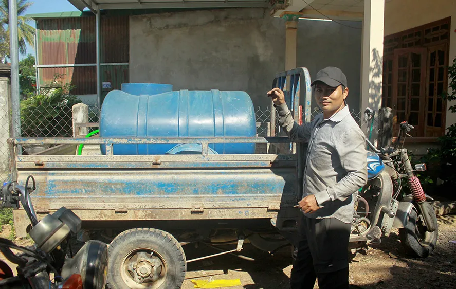 Anh Lê Văn Huy chở nước miễn phí cho người dân vùng hạn