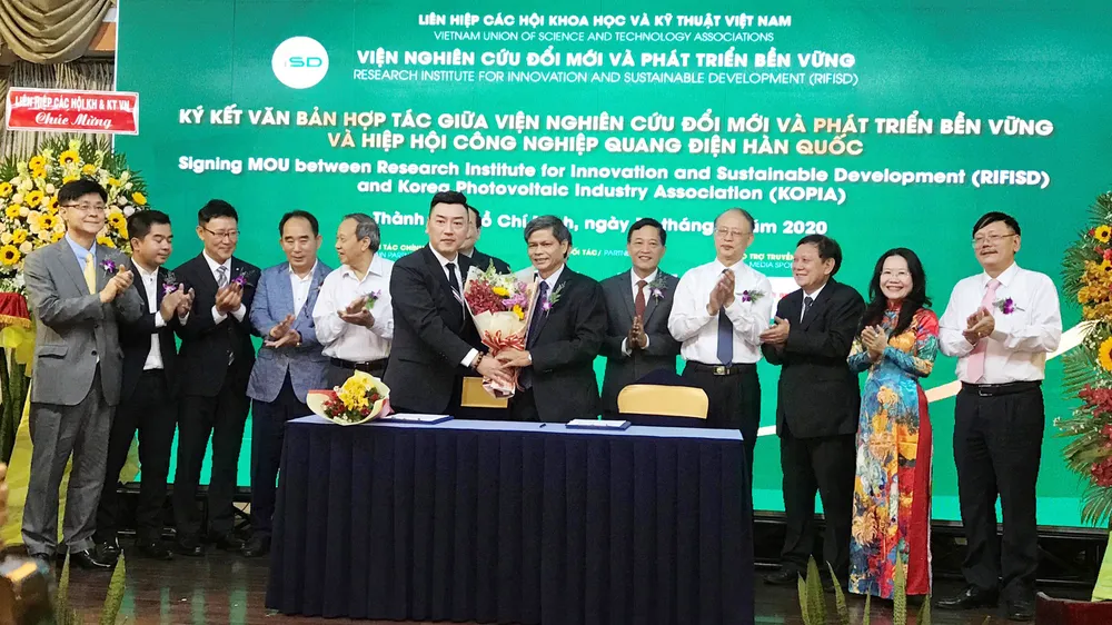 Đại diện RIFISD cùng đại diện đối tác chiến lược trong lễ ra mắt