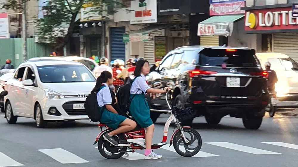 Quản lý học sinh đi xe điện đến trường