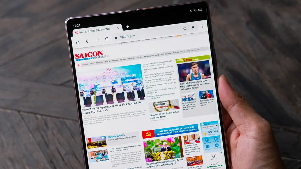Galaxy Z Fold2 của Samsung có giá 50 triệu đồng. Ảnh: LÊ TUẤN