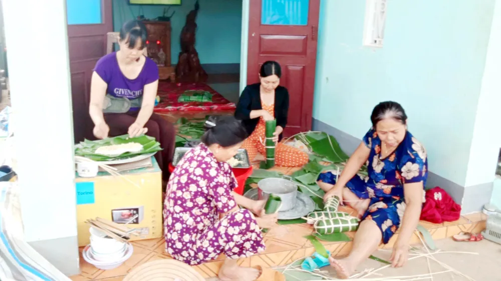 Người dân phường Ea Tam, TP Buôn Ma Thuột (Đắk Lắk) gói bánh tét, gửi tới bà con vùng lũ miền Trung