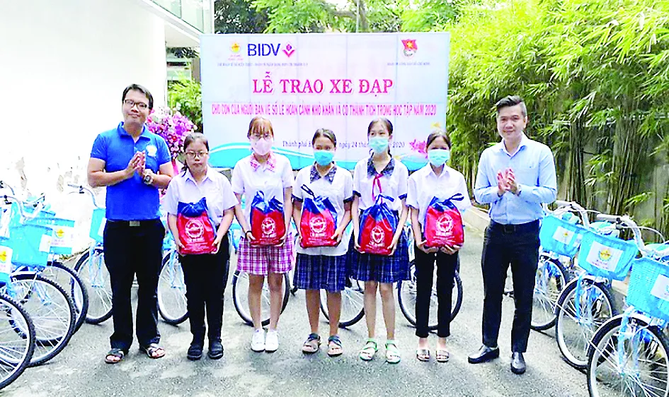 Chi đoàn thanh niên Công ty XSKT TPHCM trao xe đạp cho con của người bán vé số lẻ hiếu học có hoàn cảnh khó khăn và đạt thành tích trong học tập năm 2020