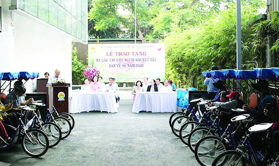 Công ty XSKT TPHCM trao tặng 30 xe lắc, xe lăn cho người bán vé số khuyết tật